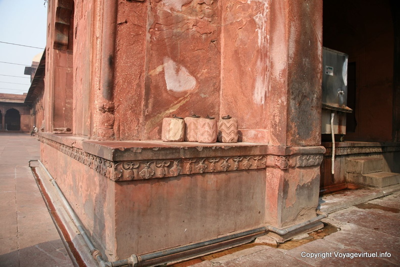 Delhi, dans un angle de la mosquée rouge Jama Masjid Delhijamamasjid