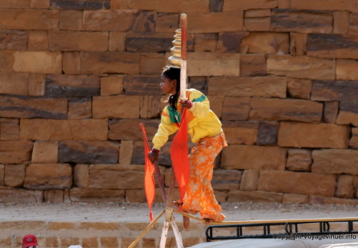 Petite saltimbanque surun fil Jaisalmer