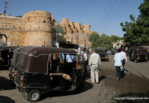 Rickshaws motorisés au pied de la cidelle de Jaisalmer