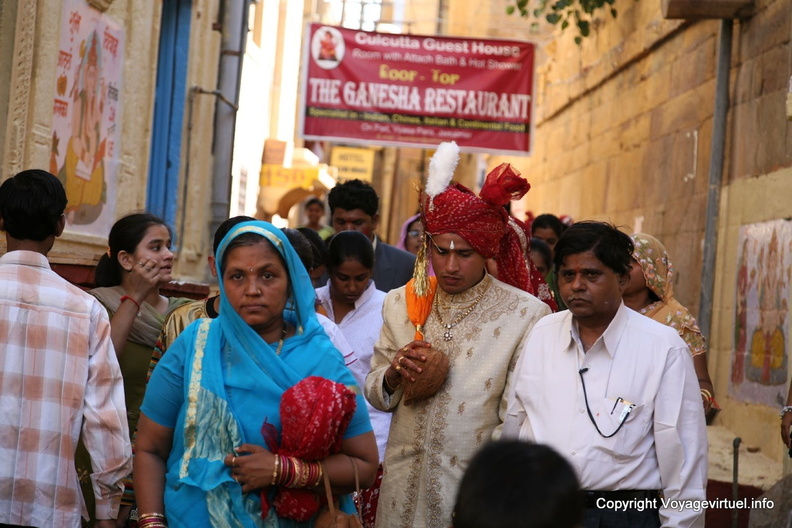 Cortège de mariage dans les rues de la cité Jaisalmer