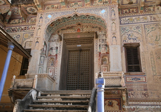 Aux marches du palais Mandawa haveli