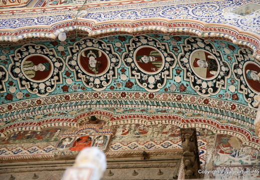 Frise de portraits en médaillon Mandawa