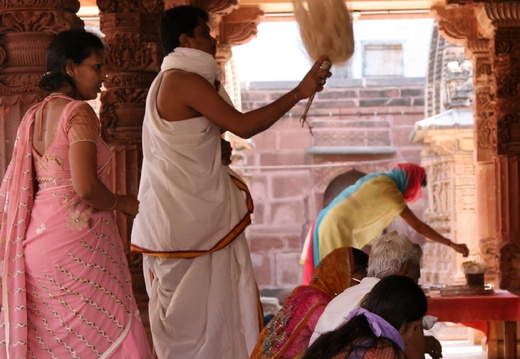 Prière devant le sanctuaire de महावीर Mahavira
