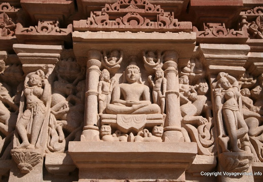 Bouddha entouré Mahavira temple Osian