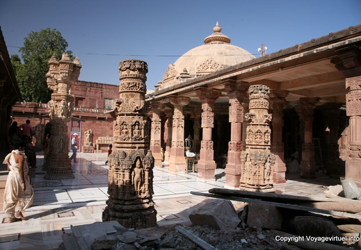 Vue face à l'entrée Mahavira jain temple Osian