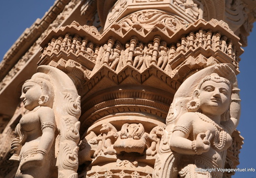 Gros plan sur déesses Mahavira jain temple