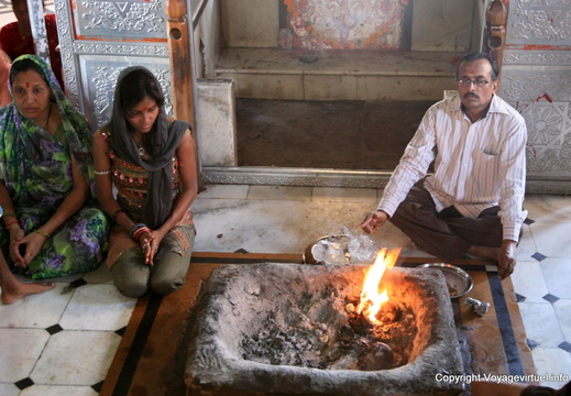 Feu dans le saint des saints Sachiya Mata temple