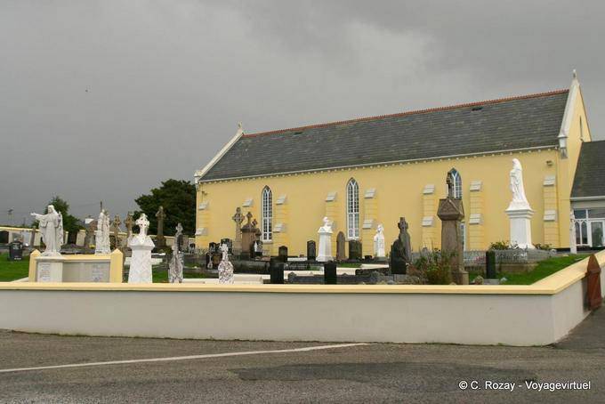 Chapelle jaune et cimetière sur ciel noir, Donegal - Irlande