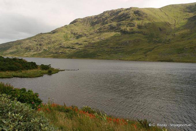 Sur les rives d'un des innombrables lacs du Connemara - Irlande