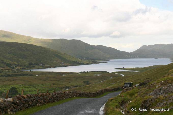 Lough et route étroite, Connemara - Irlande
