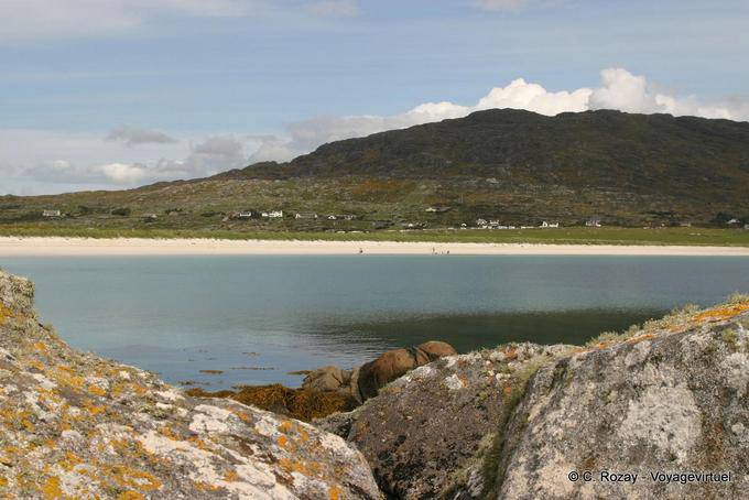 Plage au pied de la montagne d'Errisbeg, Connemara - Irlande