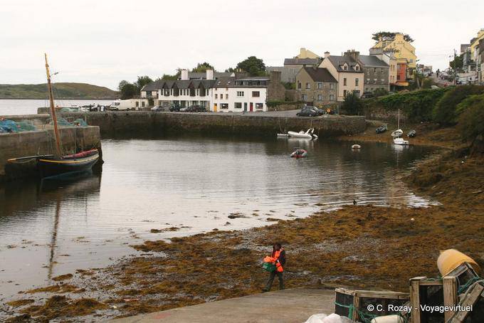 Le port de Roundstone sur le bras ouest de la baie Bertraghboy - Irlande