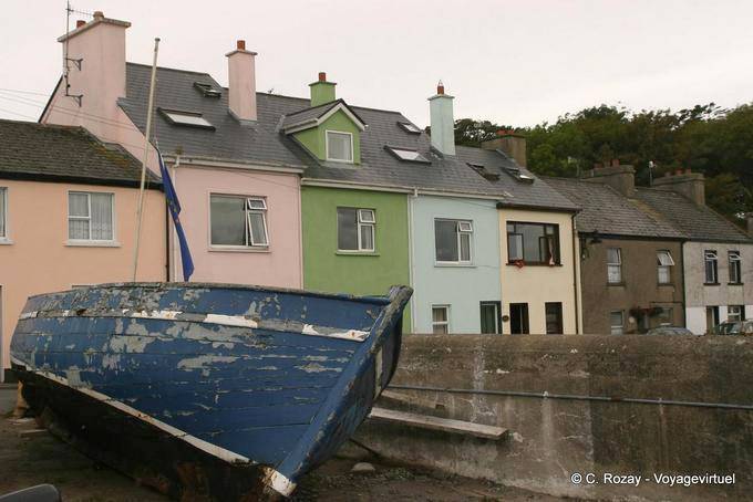 Barque devant maisons, Connemara Roundstone - Irlande