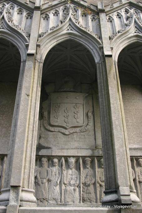 Blason et statuaire du tombeau de Mac Mahon, Ennis Abbey - Irlande