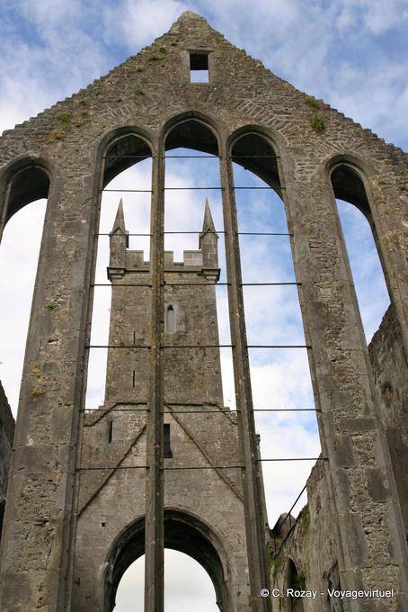 Tour clocher et fenêtre situé à plus de 50m de haut, Ennis Abbey - Irlande