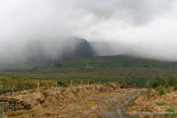 Chemin de terre et nuages sur la Conor Pass, Dingle - Irlande