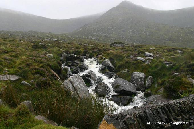 Torrent dans les monts de la Conor Pass, Dingle - Irlande