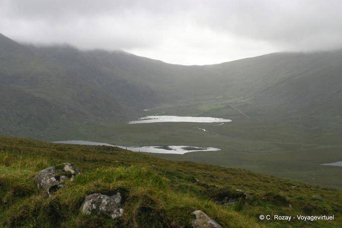 Cloghharee Lough et Lough Atlea depuis la Conor Pass, Dingle - Irlande