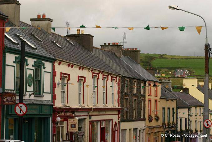 Maisons alignées de Main Street, Dingle - Irlande