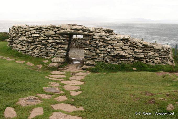 Restes d'une hutte de pierres sèches (Clochán), Fahan, Dingle - Irlande