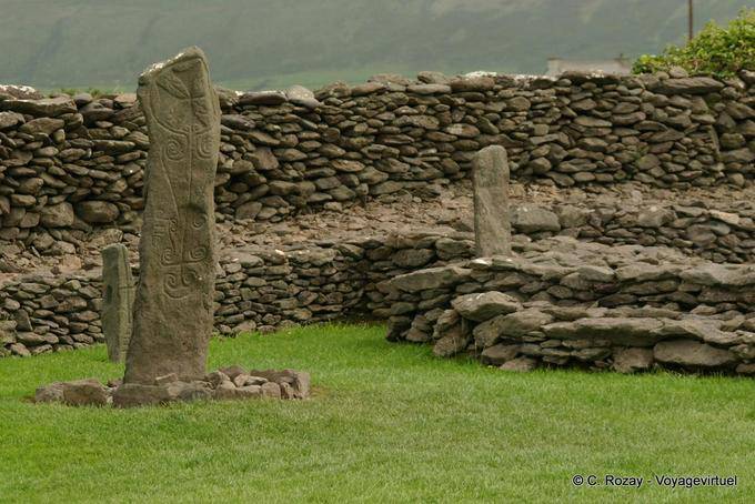 Pierres levées Oghams dans l'enceinte du Riasc Monastery (Reask), Dingle - Irlande