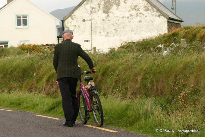 Le passant à casquette poussant son vélo, Dingle - Irlande