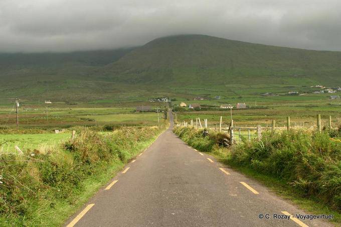 Route face à Brandon Mountain, Ballycurrane, Dingle - Irlande