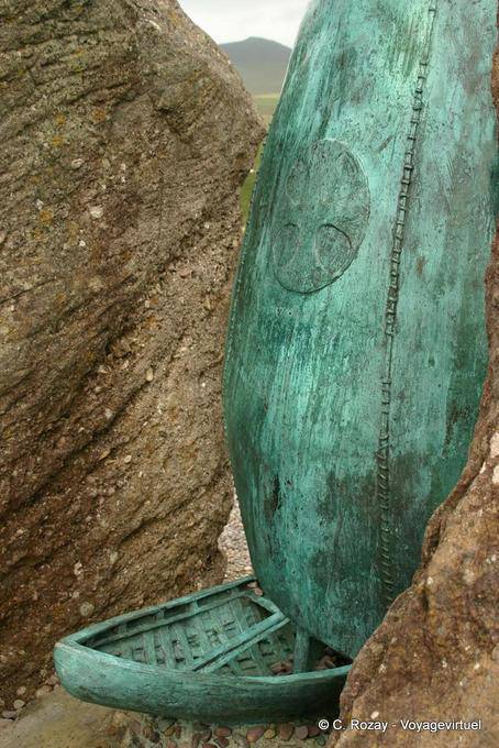 Gros-plan sur le bateau de la statue commémorative de Brandon Creek, Dingle - Irlande