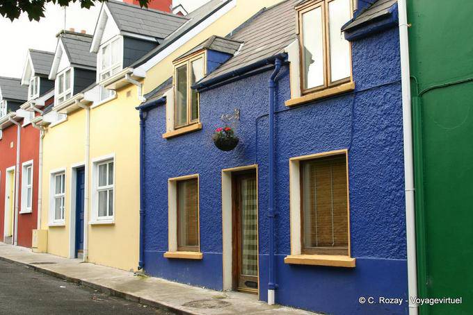 Maisons de couleurs dans une rue de Dingle - Irlande