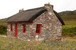 Maisonnette en pierres et toit de chaume typique, Achill Island, Irlande.