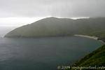 Keem bay dans les nuages, Achill Island, Irlande.