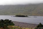 Rivage et île sur le Doo Lough, comté de Mayo, Irlande.