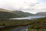 Lough et route étroite, Connemara, Irlande.