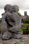 Sculpture devant la river Fergus, Ennis, Irlande.