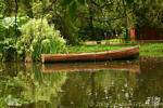 Barque sur étang, Walled Garden, Bunratty Folk Park, Irlande.