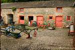 Exposition d'outils de ferme dans la cour pavée, Bunratty folk park, Irlande.