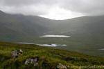 Cloghharee Lough et Lough Atlea depuis la Conor Pass, Dingle, Irlande.