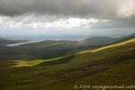 Nuages et arc-en-ciel sur Cloghane depuis Conor Pass, Dingle, Irlande.