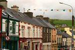 Maisons alignées de Main Street, Dingle, Irlande.