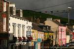 Lumière d'orage sur Main Street, Dingle, Irlande.