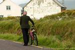 Le passant à casquette poussant son vélo, Dingle, Irlande.