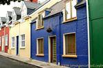 Maisons de couleurs dans une rue de Dingle, Irlande.