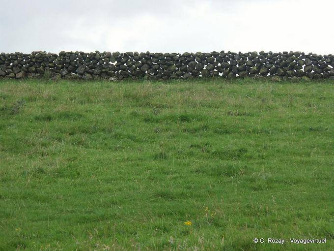 Empilement de pierres sèches pour former un muret, Antrim Coast - Irlande du Nord
