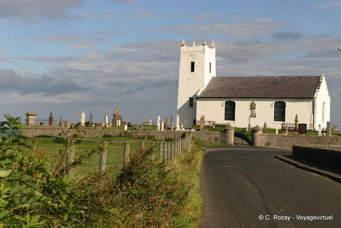 Eglise au drôle de clocher vers Ballinton Harbour, Antrim Coast - Irlande du Nord