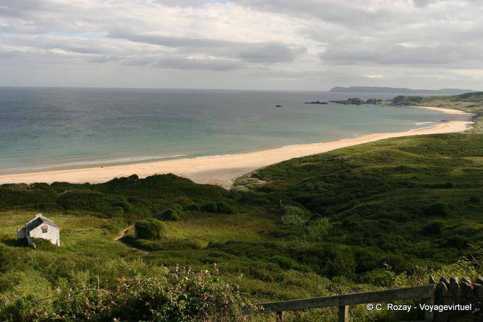 Plage, mer et nuages, White Bay, Antrim Coast - Irlande du Nord