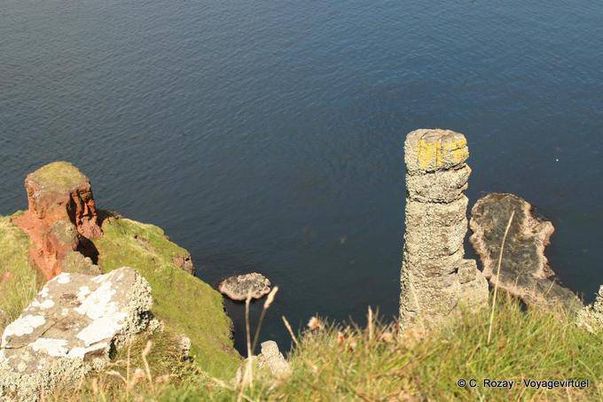 Colonne érigée en bord de falaise, Giants Causeway - Irlande du Nord