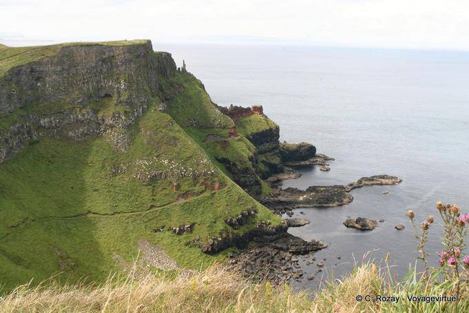 Vue sur le chemin d'accès au site, Giants Causeway - Irlande du Nord