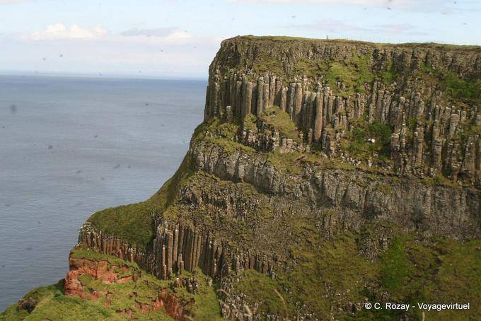 Autre vue sur l'empilement de coulées en basalte sur le plateau d'Antrim, Giants Causeway - Irlande du Nord