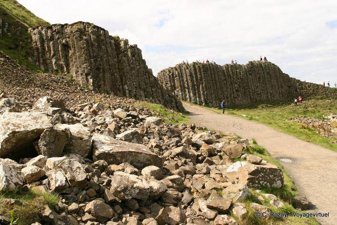 Sur le chemin face aux laves fracturées, Chaussée des Géants - Irlande du Nord