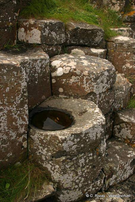 Reste de colonne remplie d'eau, Giants Causeway - Irlande du Nord